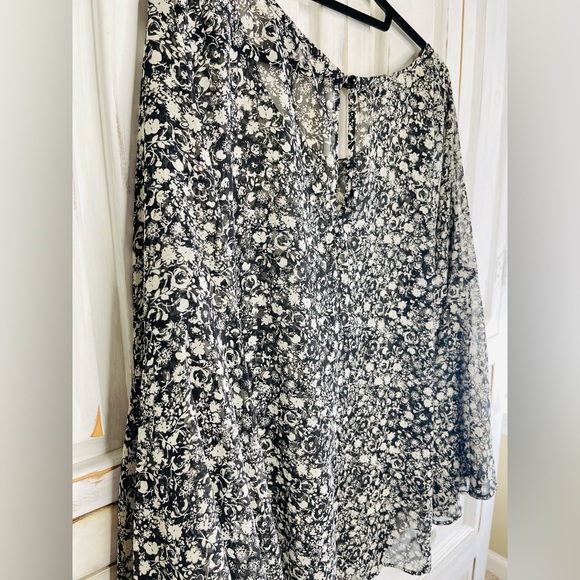 Torrid tan/blk women’s high low blouse semi opaque bell sleeve sz 3X - Picture 4 of 5